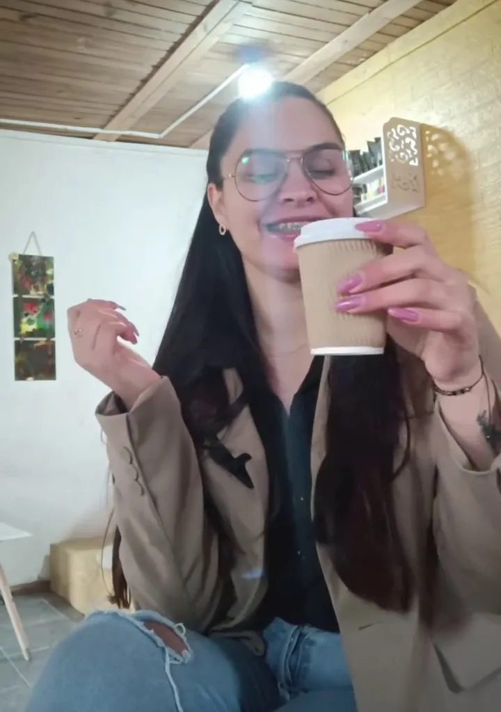 Ericka con un cafecito en su estudio