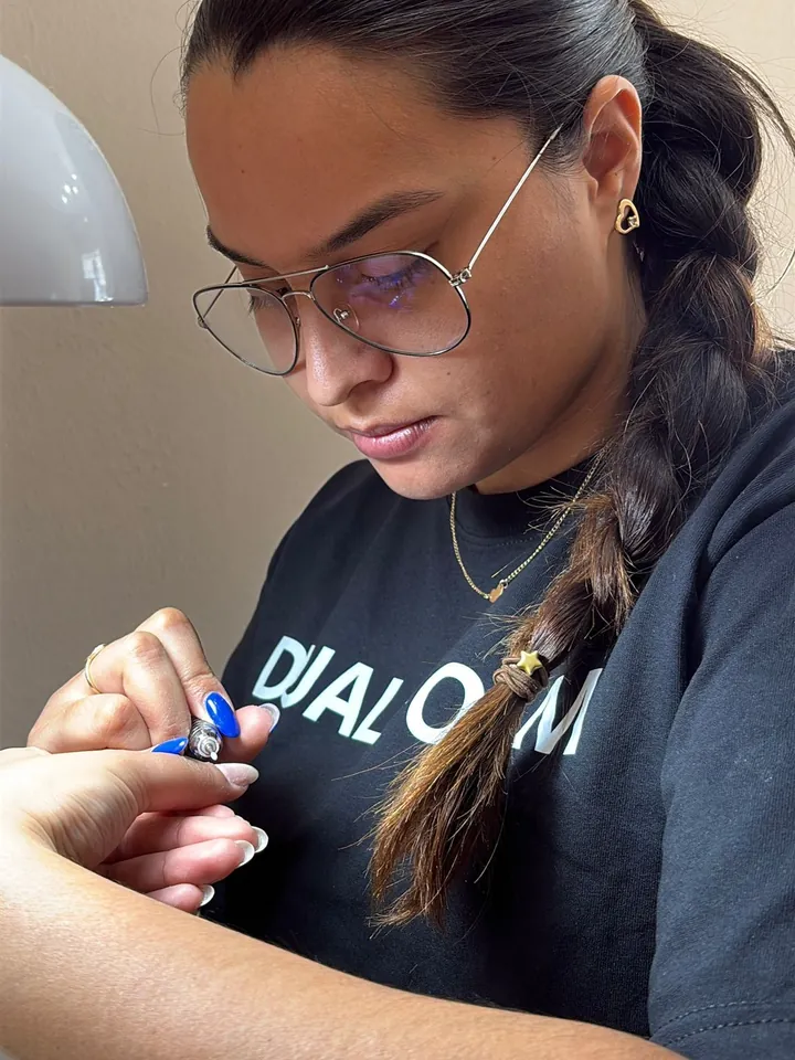 Ericka trabajando en su estudio de Playa Pascual