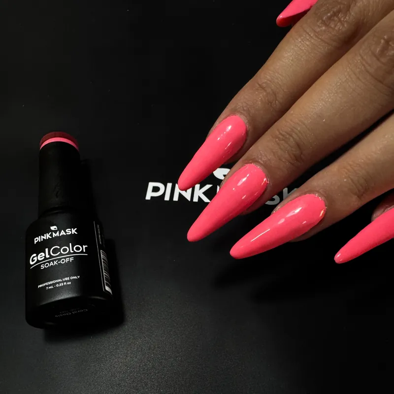 Uñas color coral junto al GelColor de Pinkmask