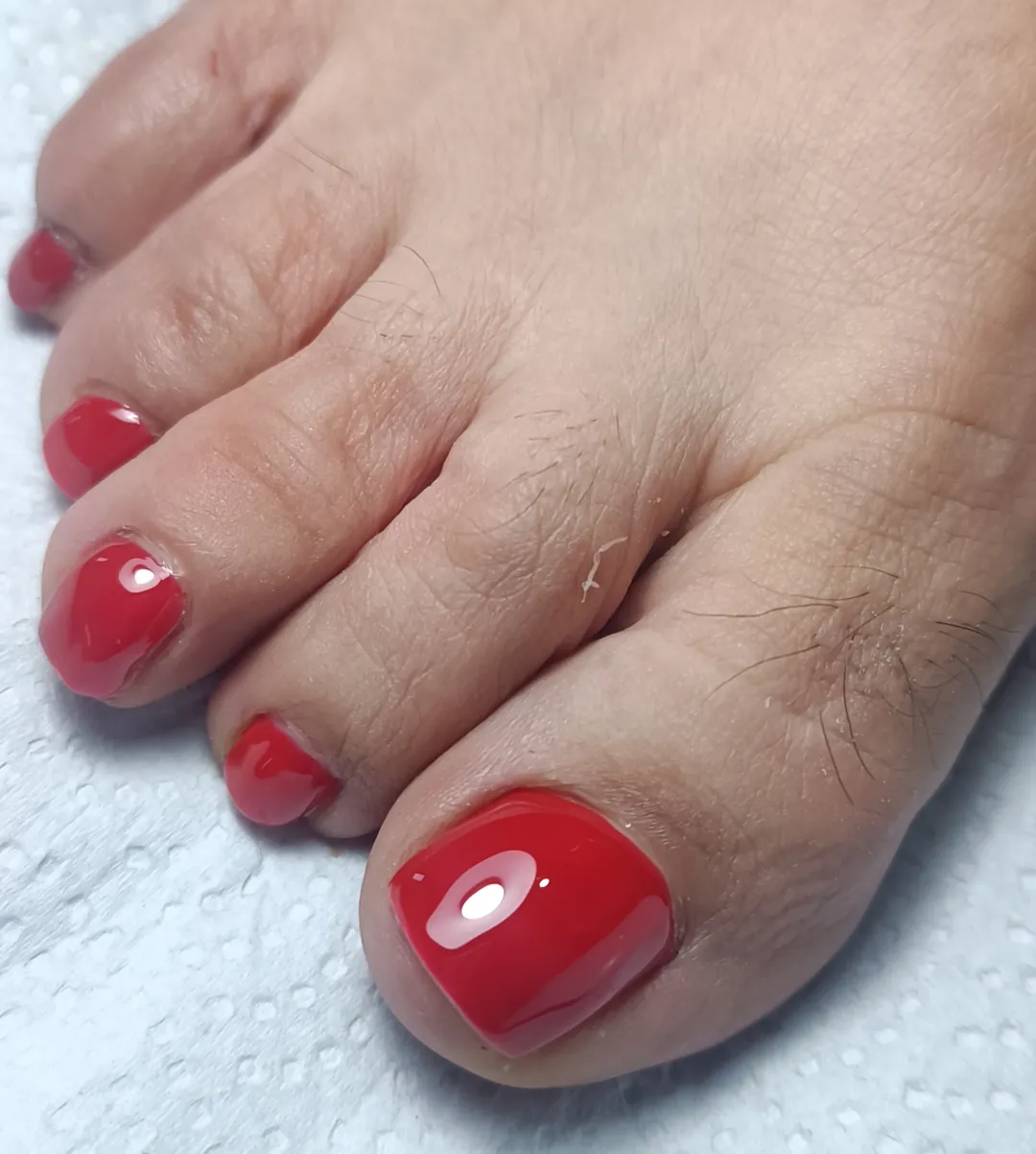 Rojo intenso: estética de pies, trabajo de Ericka en Playa Pascual