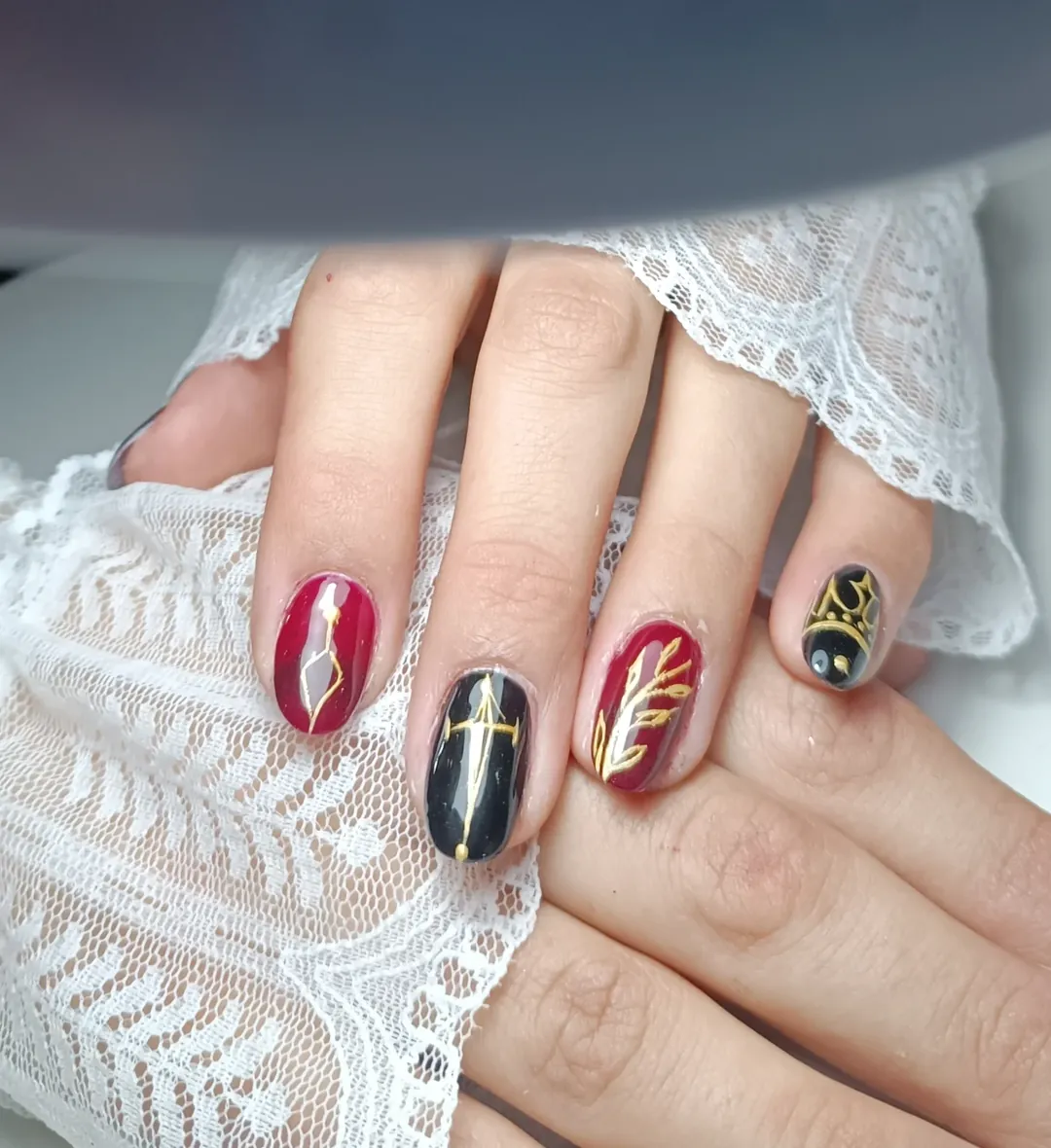 Rojo profundo y negro: mantenimiento de poligel + diseño, trabajo de Ericka en Playa Pascual