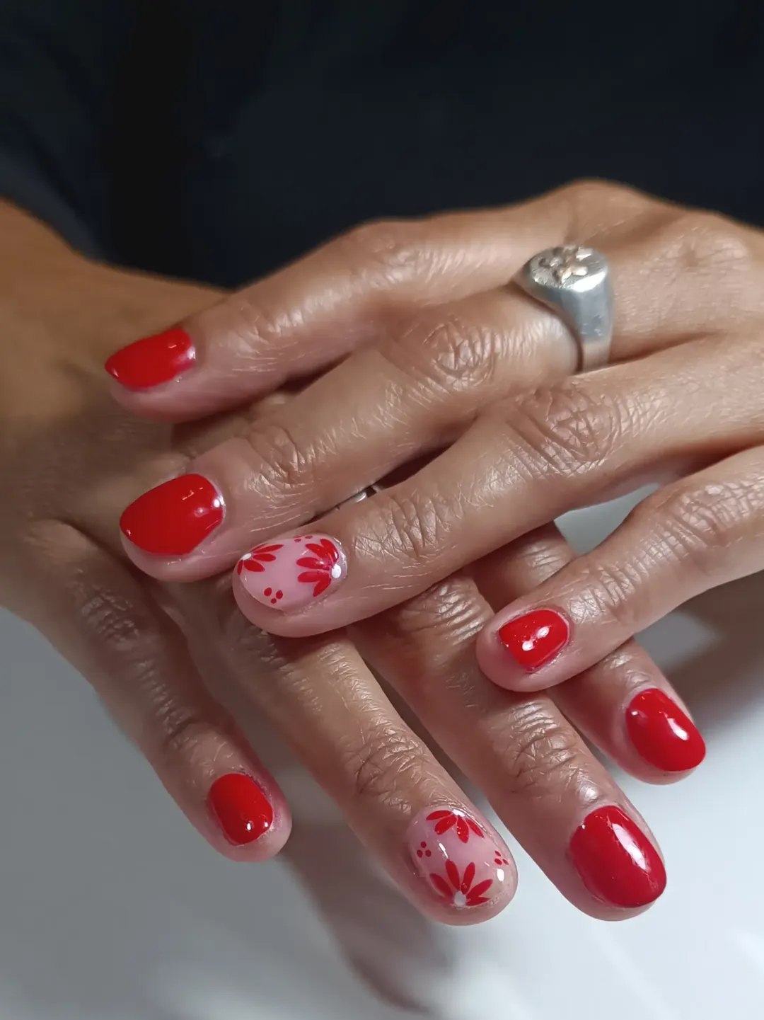 Rojo con detalle floral: semipermanente + diseño, trabajo de Ericka en Playa Pascual
