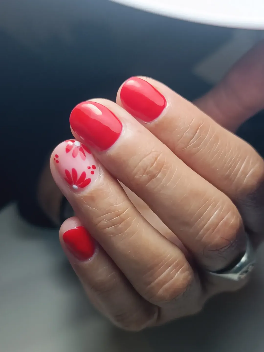 Rojo intenso: semipermanente + diseño, trabajo de Ericka en Playa Pascual