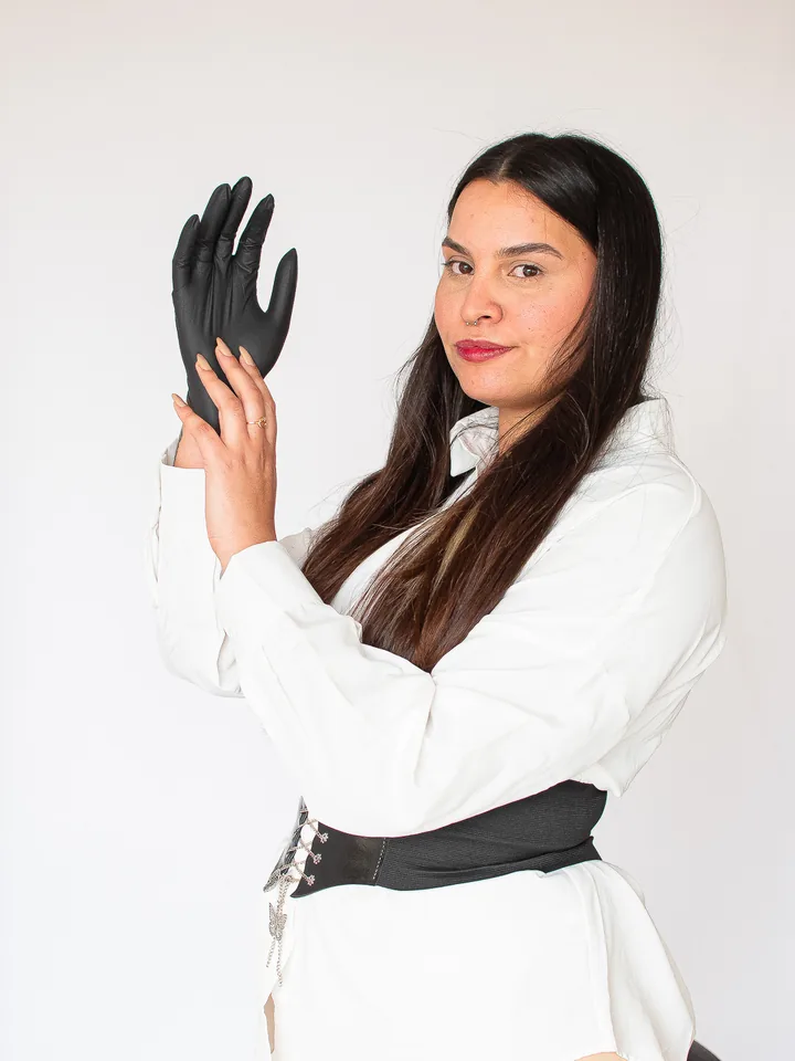 Ericka con guante de trabajo