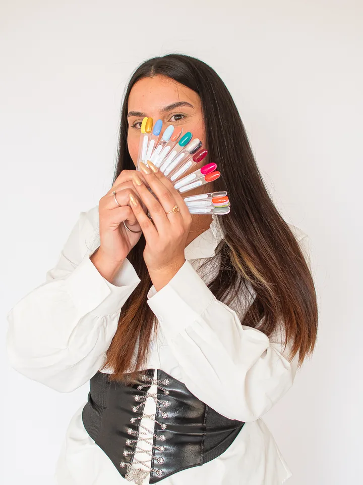Ericka con su muestrario de colores